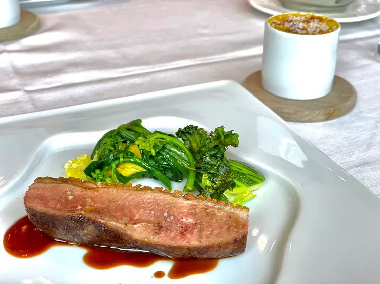 「彰化玫瑰鴨/鴨腿薯泥/巨峰葡萄醬汁」。曾仲葳攝