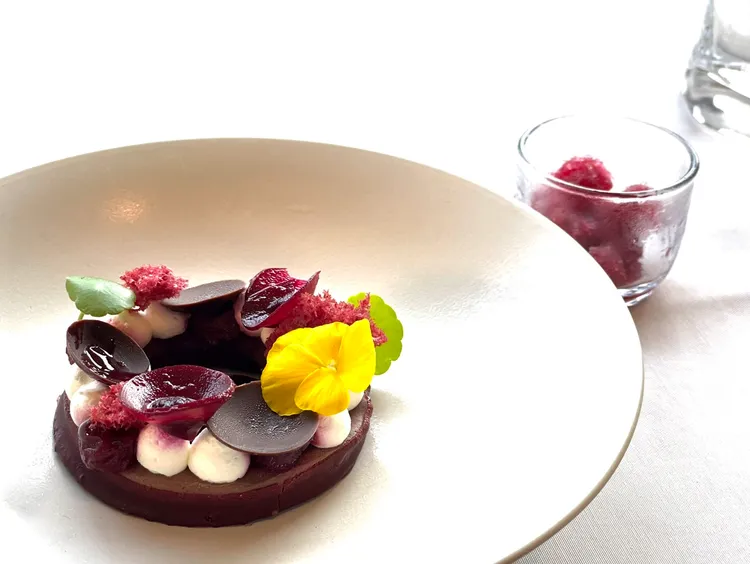 「黑森林蛋糕/酸櫻桃/甜菜根/紅紫蘇」。曾仲葳攝