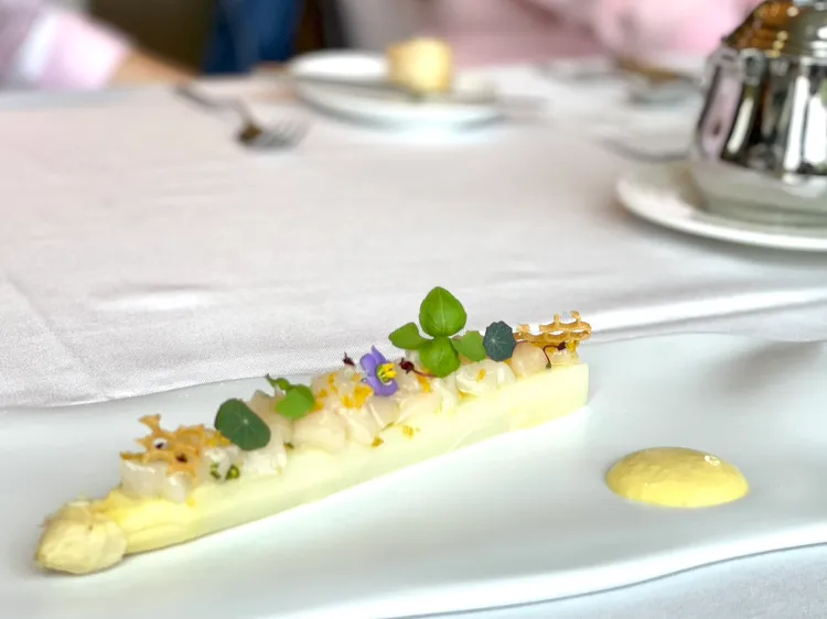 「白蘆筍/北海道干貝/烏魚子」。曾仲葳攝