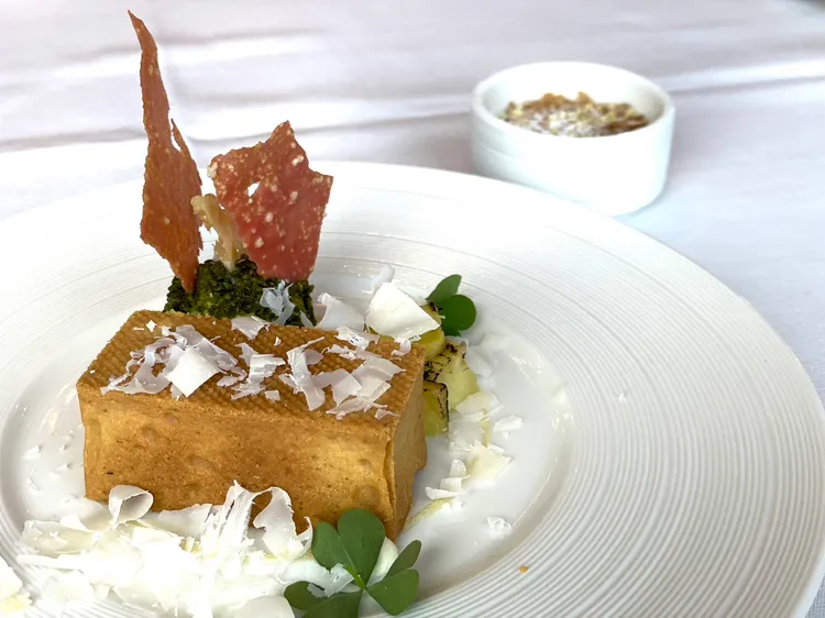 「鳳梨酥/帕米吉安諾乾酪/柚子/開心果」。曾仲葳攝