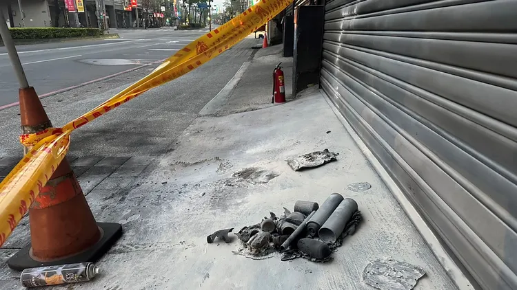 嚴女在門口鐵樂士噴漆罐及鋁罐上潑汽油縱火。樹林警分局提供