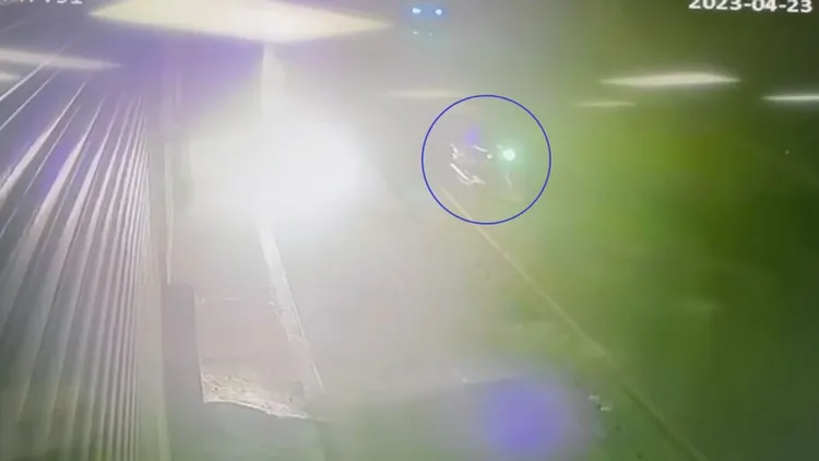 嚴女縱火後騎車(藍圈處)離開。樹林警分局提供