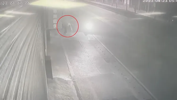 嚴女潑汽油行為(紅圈處)被清楚拍下。樹林警分局提供