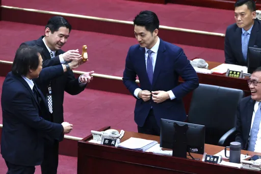 蔣萬安議會首秀!王世堅送「可愛小物」 民眾黨喊「別當蔣總機」