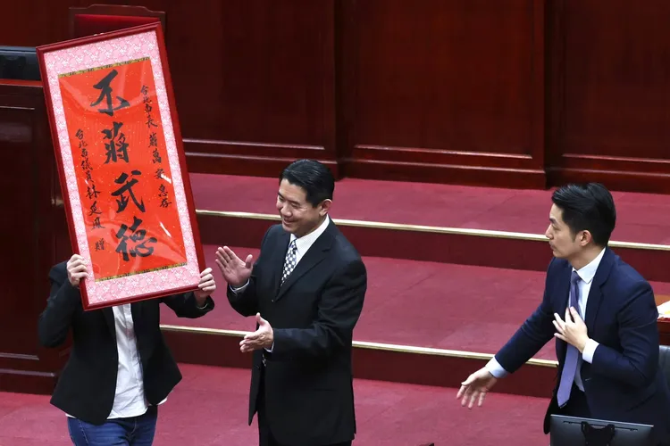 林延鳳（左）送上寫有「不蔣武德」的字聯給蔣萬安。林林攝