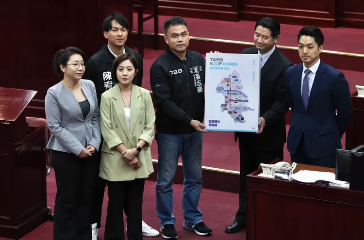 民眾黨團送上白皮書給蔣萬安。林林攝