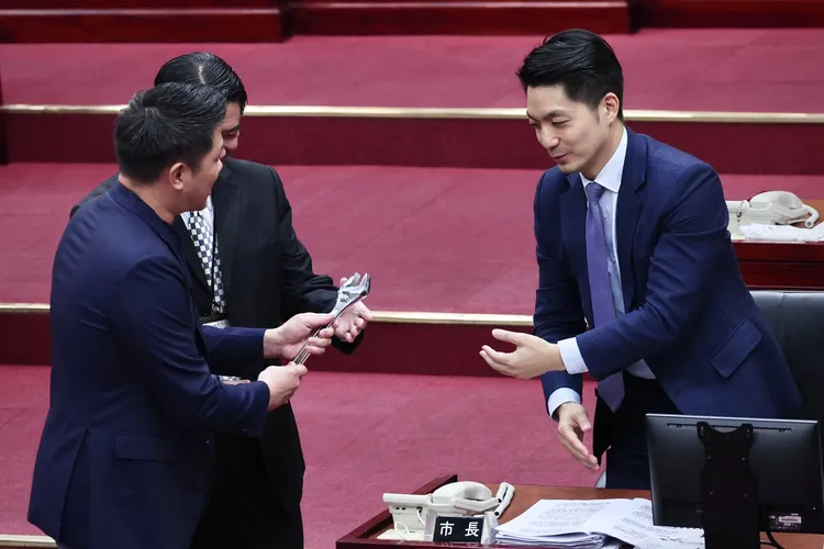 王閔生（左）送上扳手給蔣萬安。林林攝