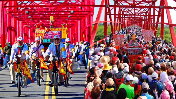 西螺大橋是遶境行程必經之點，不論以何種方式隨香跟轎，都是攝影師心中最美的景點。