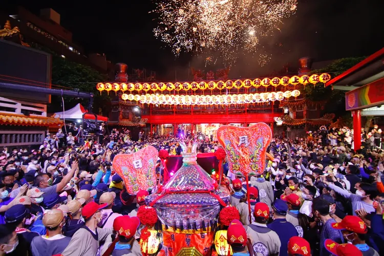 信仰是穩定人類精神生活的來源，隨著大甲媽祖遶境，展現台灣最美的人情味風景。