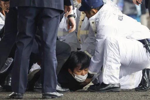 安倍翻版！日相岸田文雄助選驚傳爆炸聲　現場壓制1嫌畫面曝光