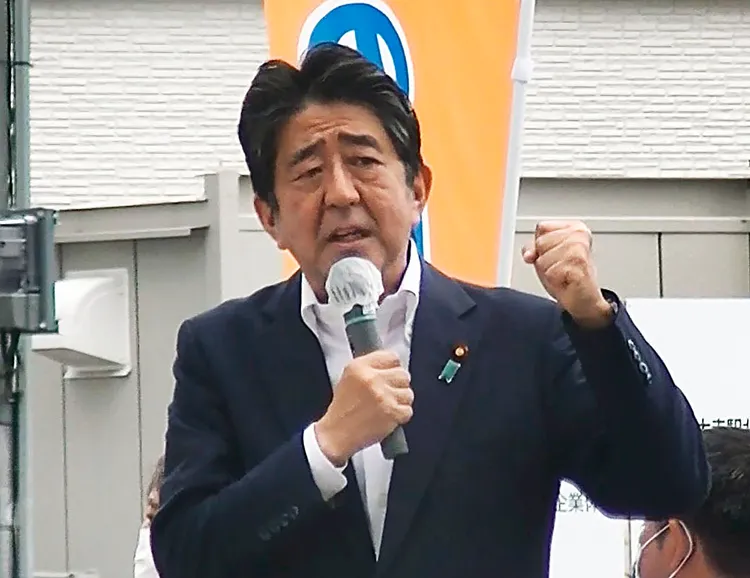 日本前首相安倍晉三2022年7月8日在奈良縣助選的畫面。他後來遭人從背後以土製手槍暗殺，送醫搶救不治。美聯社