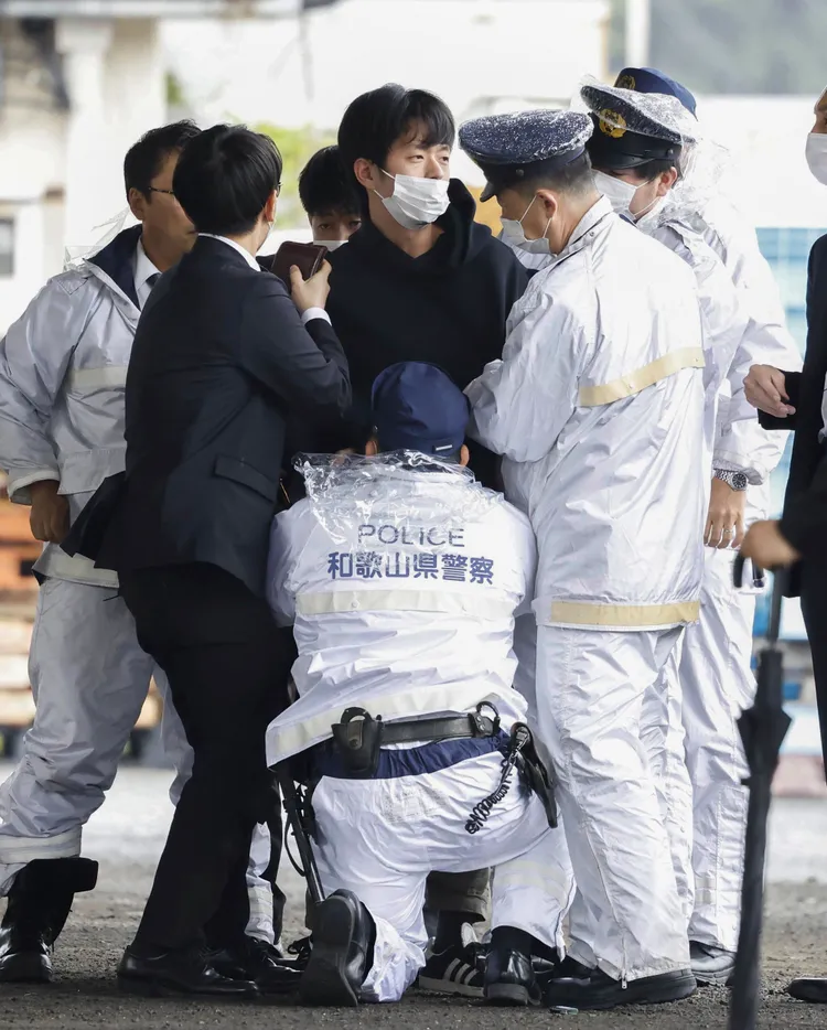 警方逮捕扔擲煙霧彈的男子。美聯社
