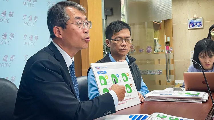 陳文瑞指出，票卡正面中間圓圈色彩不限，象徵「同中存異、異中求同」。賴昀岫攝