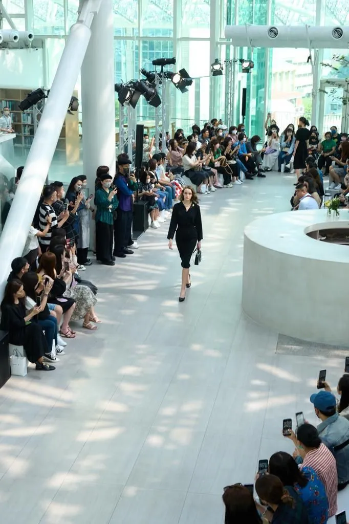 agnès b.大秀在台南美術館二館內展演，映襯著充滿色彩、豐富圖像印花與復古簡雅剪裁的春夏風尚。品牌提供