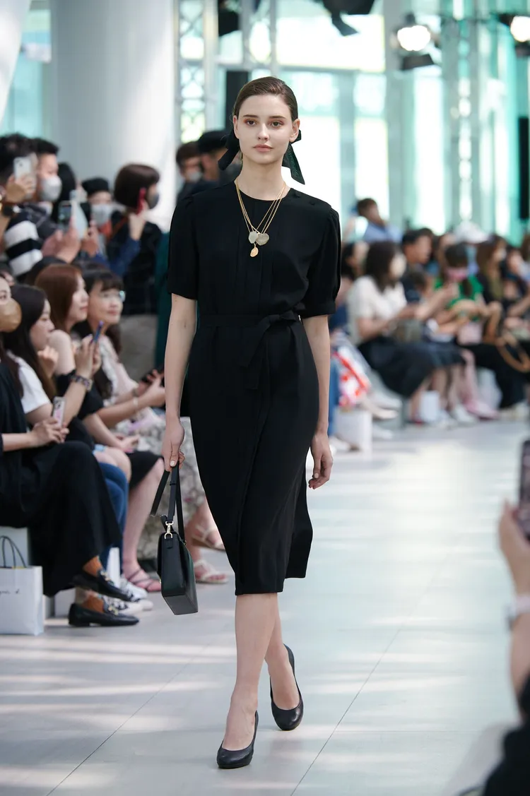 agnès b. 2023春夏系列融會著搖滾樂、1960年代畫報女郎、街頭潮流以及現代藝術設計，呈現出多元而充滿自我個性氣息的格調。品牌提供