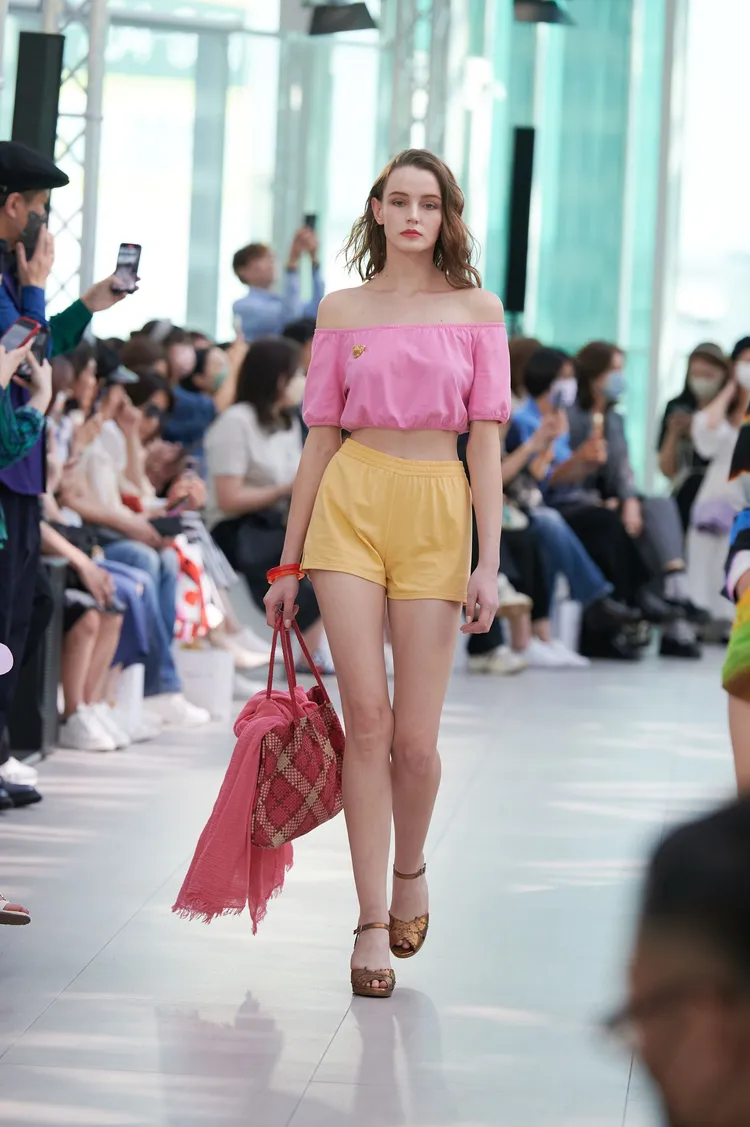 agnès b. 也以飽和色塊與條紋組合，營造出度假衣著風情。品牌提供