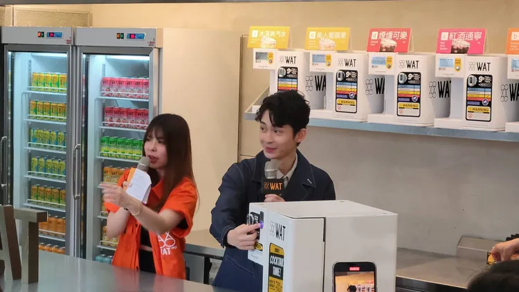 他現場示範調酒。葉文正攝