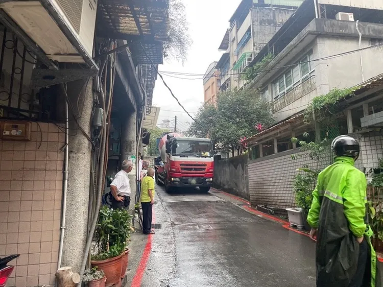 王男逆向行駛窄巷，還勾斷電纜，導致附近近百戶民宅停電。翻攝畫面