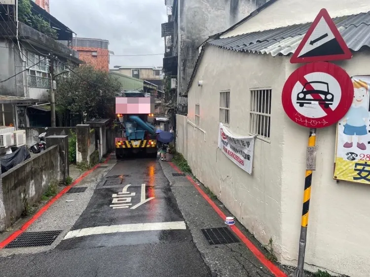 王男駕駛混凝土預拌車違規逆向行駛。翻攝畫面