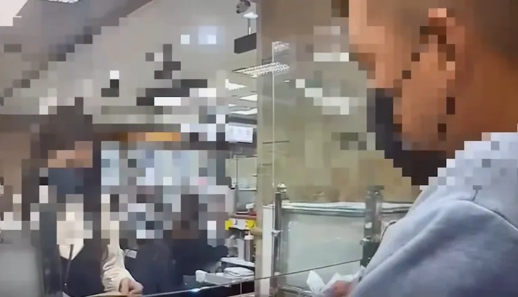 鄭男赴銀行臨櫃提領現金。翻攝畫面