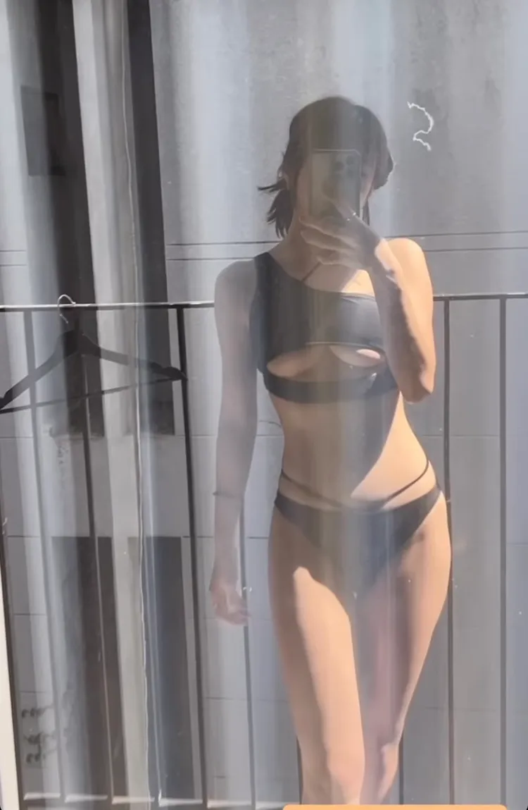 梓梓曬出性感的玻璃倒影。翻攝梓梓IG