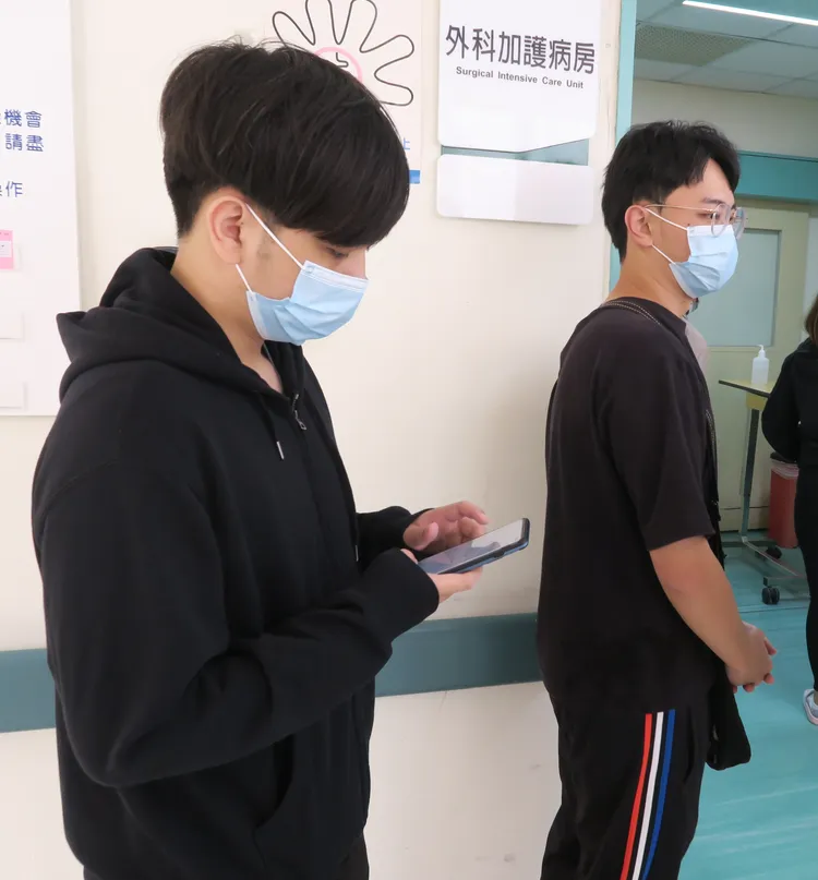 右為楊女大兒子，左為小兒子。院方提供