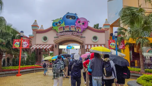 清明連假首日！春雨綿綿檔不住遊興　麗寶樂園湧現排隊人潮