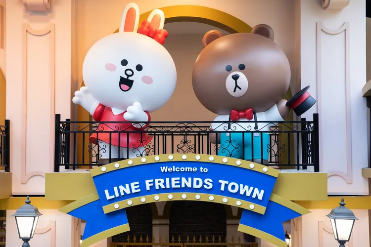 不想淋雨的遊客，則前往室內區「熊大的麗寶小鎮」朝聖。麗寶提供