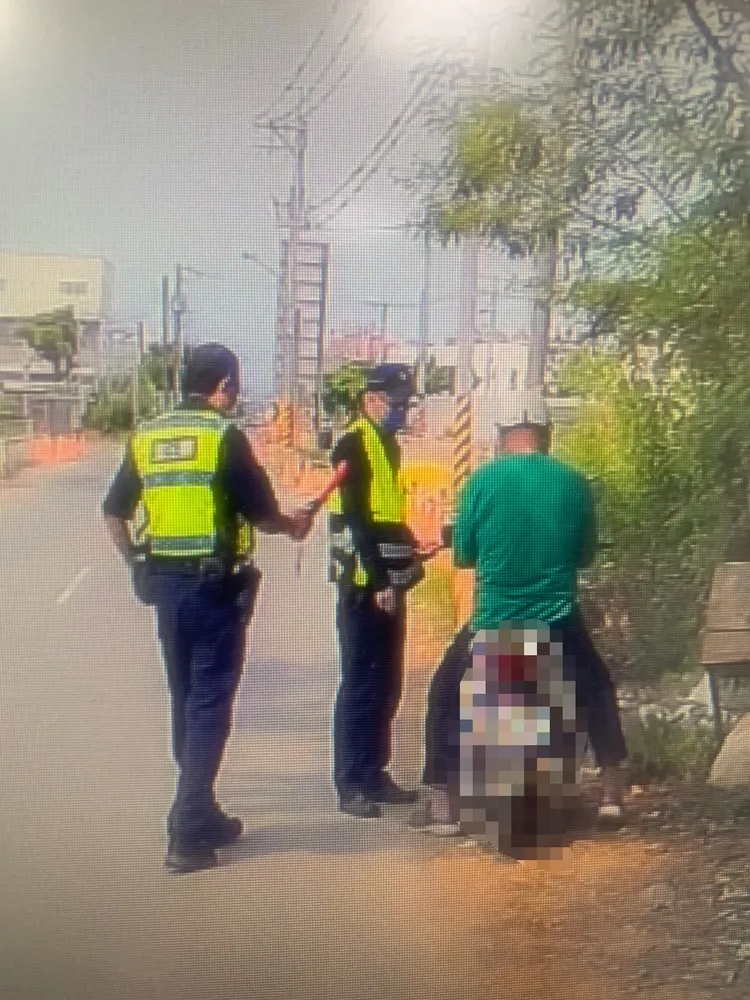 保大巡邏員警見狀攔車盤查。讀者提供