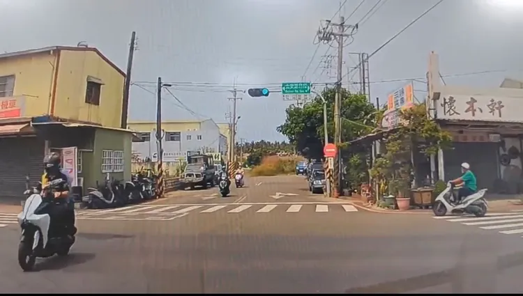 黃男闖紅燈後右轉。讀者提供