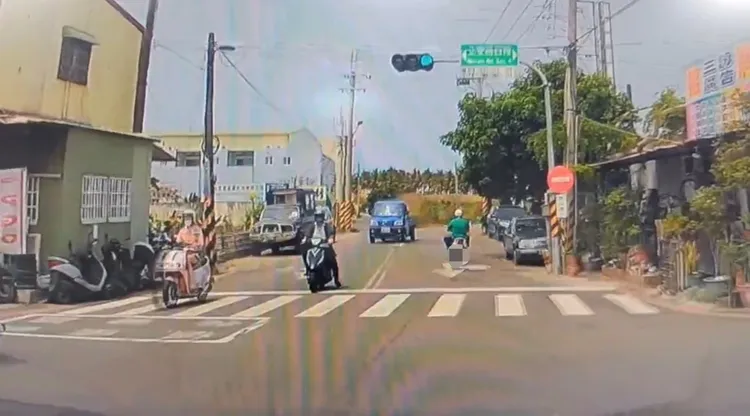 黃嫌抄近路，逆向進入單行道。讀者提供