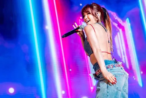 陳芳語超性感美甲只靠一條紅繩繫住 美背全都露放閃鼓手男友