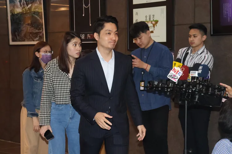 蔣萬安（中）今天被媒體問到潑漆事件。資料照，彭欣偉攝