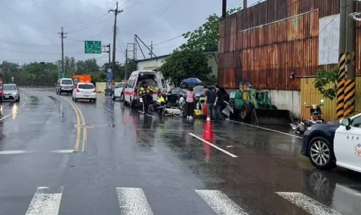 苗栗大貨車闖紅燈釀禍　女外送員遭撞摔地慘死！驚悚畫面曝光