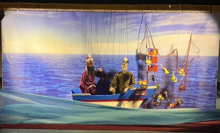 「烏金傳奇」戲碼傳達與海搏鬥的捕烏精神。教育局提供