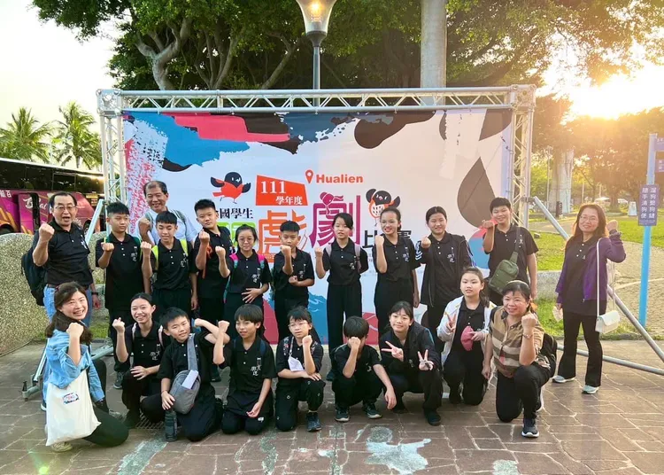 興達國小傀儡戲社去年成立，邀請「錦飛鳳傀儡戲劇團」薛熒源團長和張雪香老師指導。教育局提供