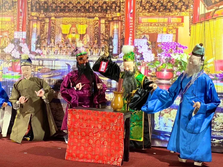 「烏金傳奇」戲碼傳達抽烏魚公籤的解籤智慧。教育局提供