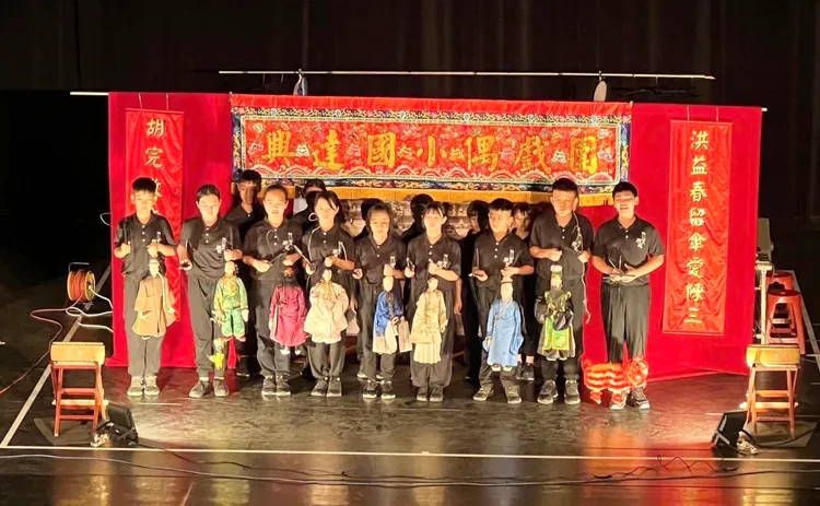 興達國小傀儡戲團結合在地烏魚與信仰的「烏金傳奇」戲碼，初試啼聲即一鳴驚人。教育局提供