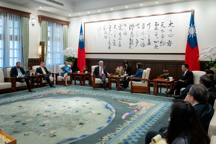 蔡英文接見何文等訪賓。府提供