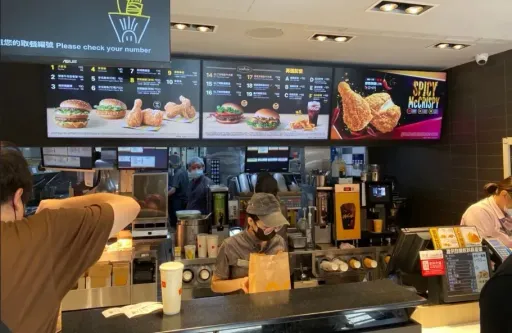 點麥當勞外送卻收到「1瓶礦泉水」　內行人曝超暖真相！她慚愧了