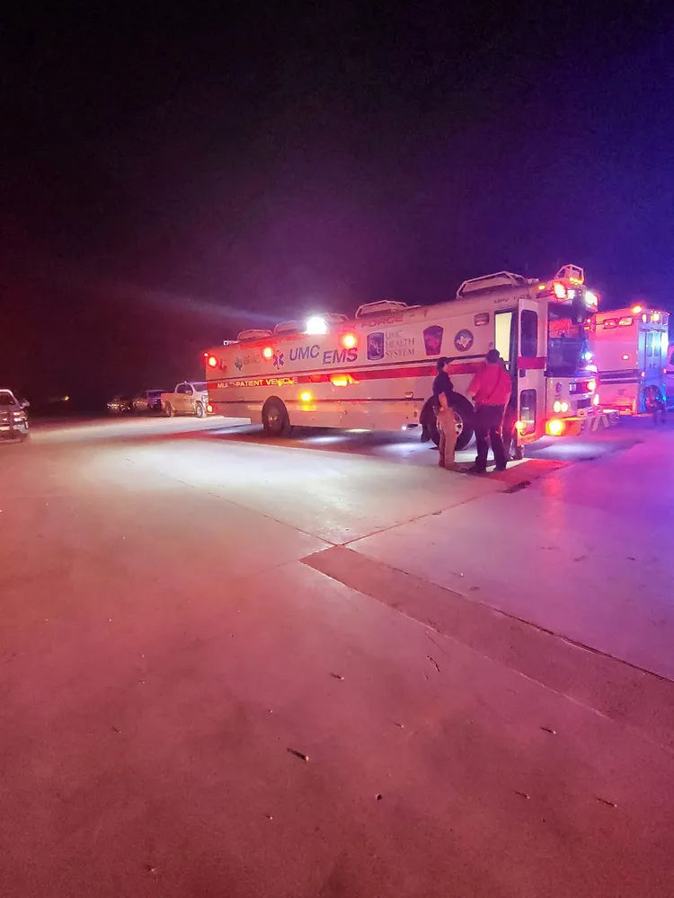 消防員從現場救出一名農場員工。路透社