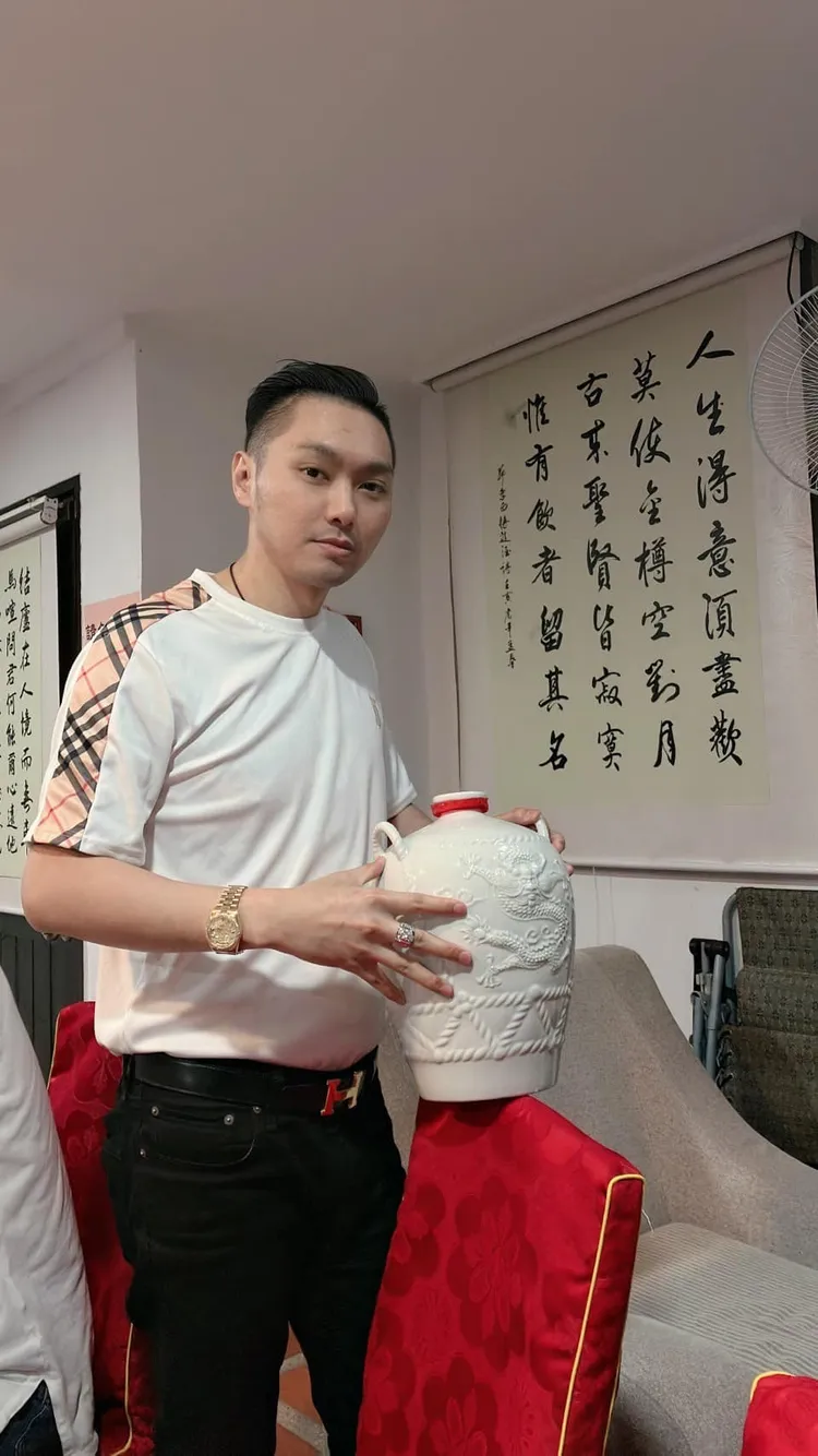 原來是喝了金門高粱五公升裝。引自連千毅臉書