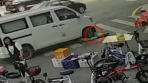 廂型車輾壓馬路大布袋　挫賽！裡面竟然「有個小孩」