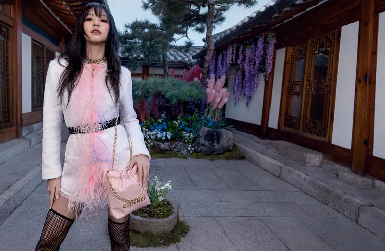 由知名攝影雙人組Inez & Vinoodh掌鏡的最新CHANEL 22廣告，特赴韓國首爾取景。品牌提供