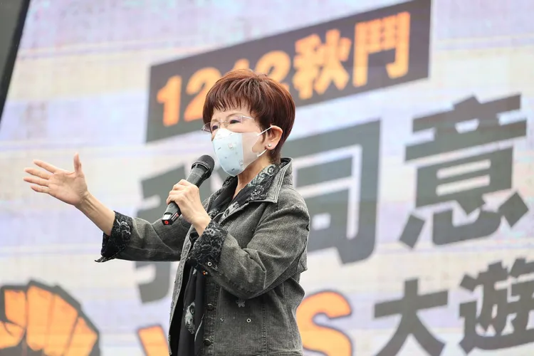 對於首任老闆洪秀柱，徐巧芯認為自己比較柔軟。翻攝洪秀柱臉書