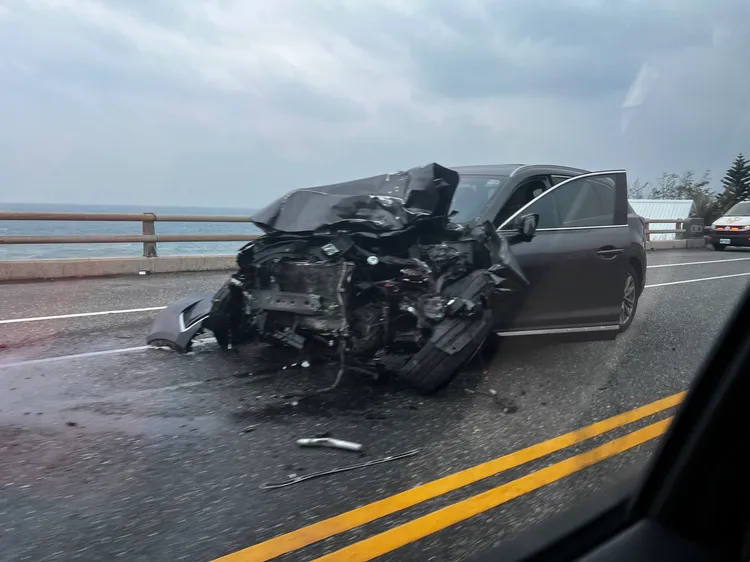 與花蓮客運發生對撞的轎車車頭嚴重毀損。民眾提供