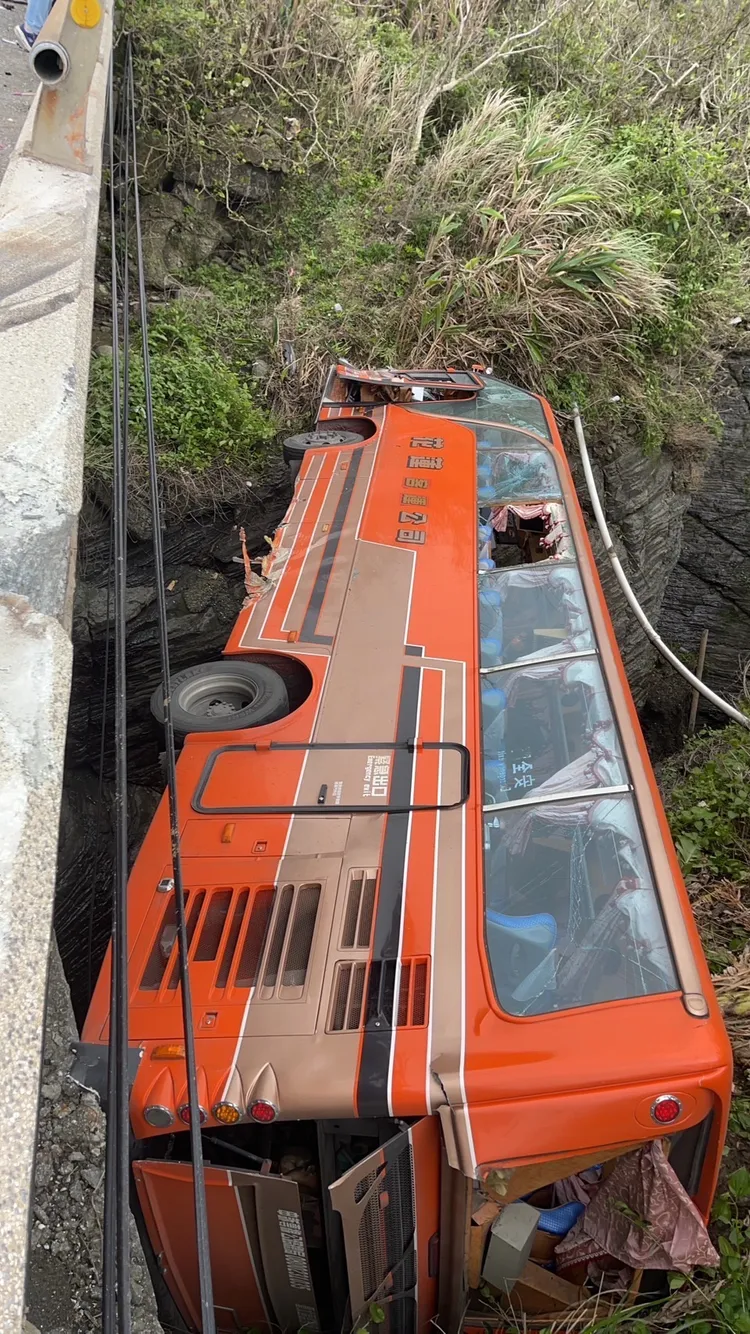 花蓮客運翻落橋下。民眾提供
