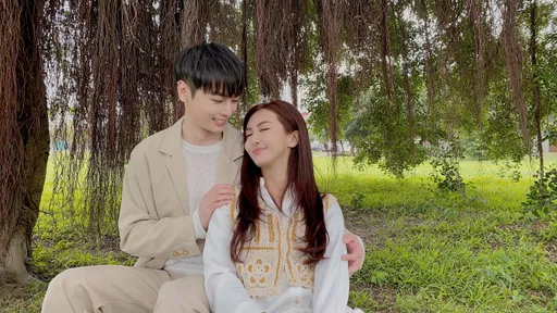 薔薔古曜威草地磨鼻子叫不停 收翹臀裝文青卻變「孕婦」