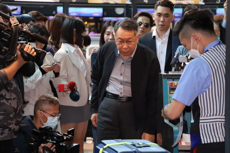 柯文哲辦理登機。鄭孟晃攝