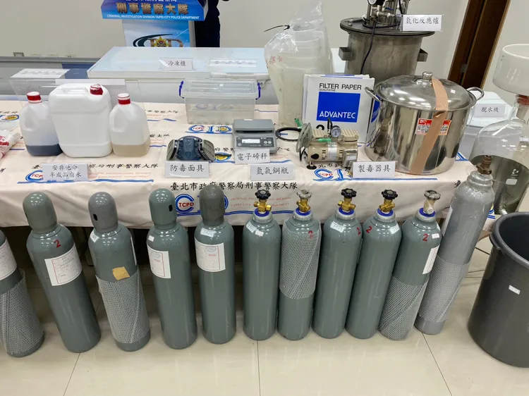 警方查扣製毒工具。翻攝畫面